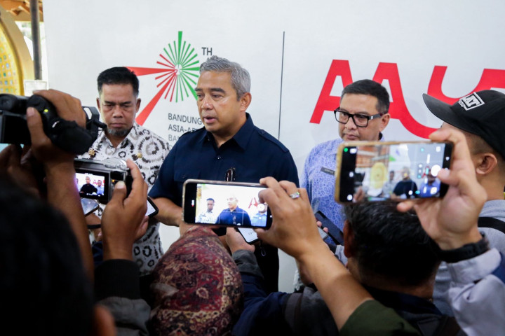Wali Kota Bandung M Farhan memberikan keterangan pers terkait biaya operasional pembuangan sampah.