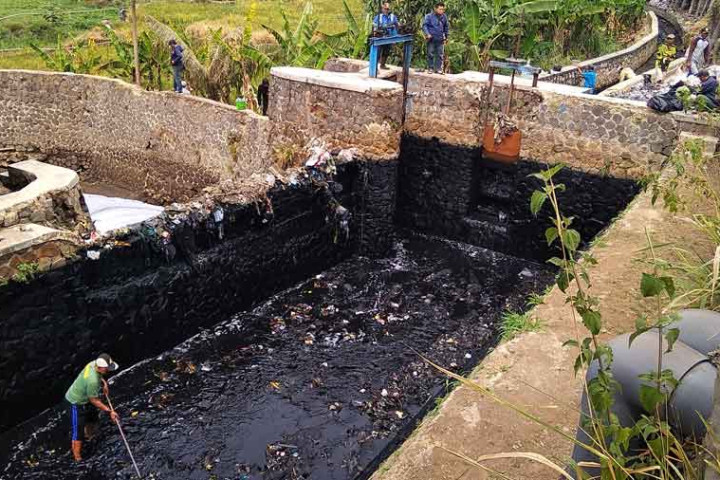 Pencemaran sungai yang diduga dilakukan oleh salah satu indsutri di Kota Cimahi beberapa waktu lalu.