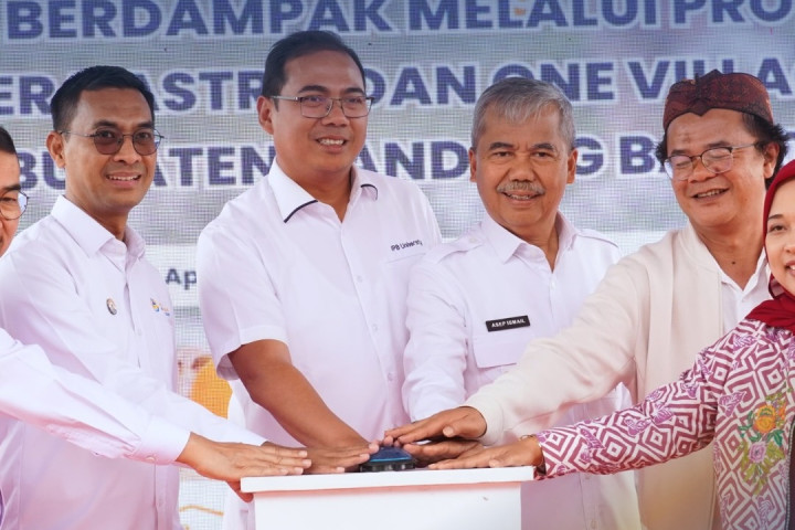 Wakil Bupati Bandung Barat ASep Ismail melakukan Launching Kampus Bergerak di Kecamatan Cisarua.