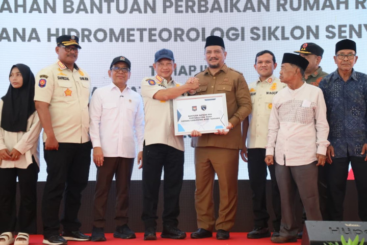 Ketua Satuan Tugas Percepatan Rehabilitasi dan Rekonstruksi (Satgas PRR) Pascabencana Sumatera  Tito Karnavian memberikan bantuan untuk korban bencana.