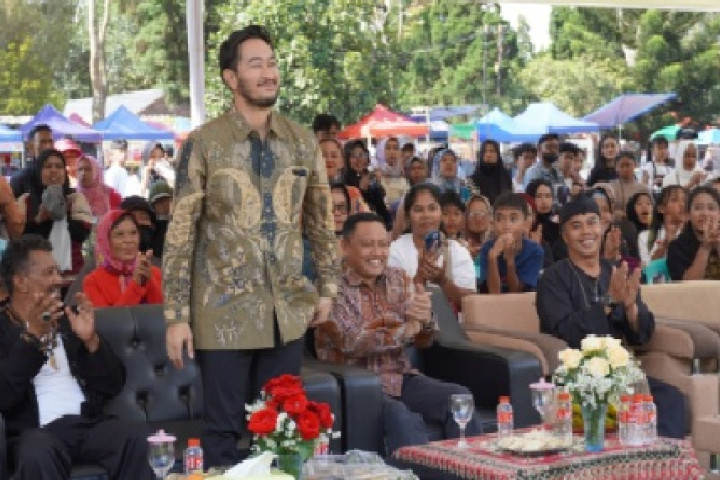 Bupati Bandung Barat, Jeje Ritchie Ismail, menghadiri langsung puncak peringatan Milangkala Desa Gudang Kahuripan yang ke-47 di Lapangan Sinapel, Kecamatan Lembang