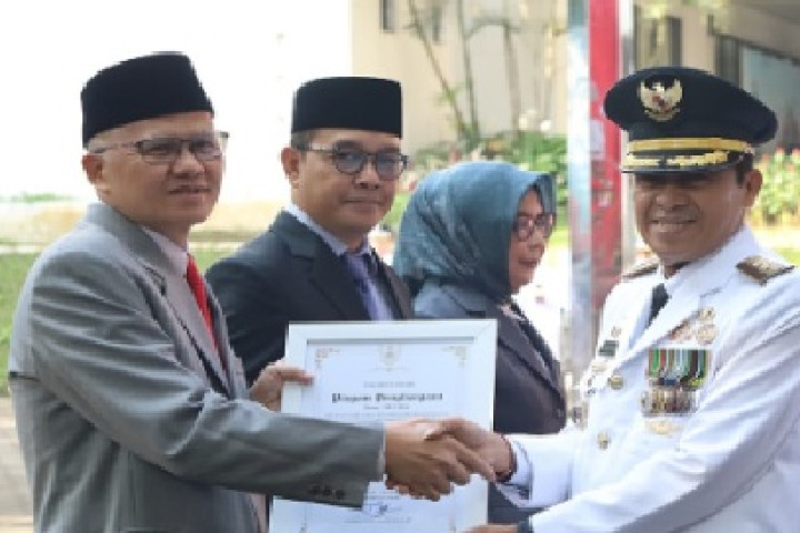 Wali Kota Cimahi Ngatiyana menyerahkan penghargaan kepada OPD terbaik dalam melaksanakan LPPD.