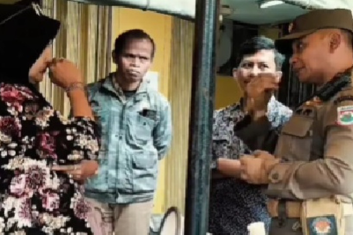 Kepala Satpol PP dan Pemadam Kebakaran Syamsul Maarif memberikan sosialisasi Perda Ketertiban Umum, di Kawasan Cimindi,Senin, 27 April 2026