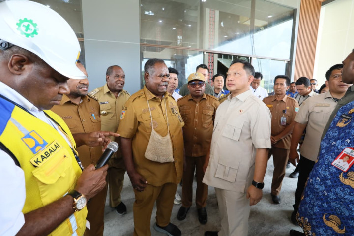 Mendagri Tito Karnavian melakukan inspeksi lapangan di pusat pemerintahan Papua Barat Daya.