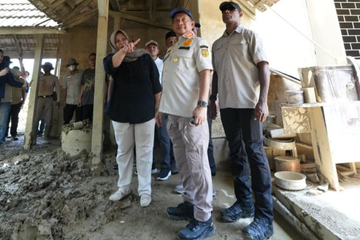 Ketua Satgas PRR Tito Karnavian meninjau Operasi masif pembersihan sisa-sisa lumpur hidrometeorologi Pascabencana Sumatera yang tersebar di Aceh, Sumatera Utara dan Sumatera Barat