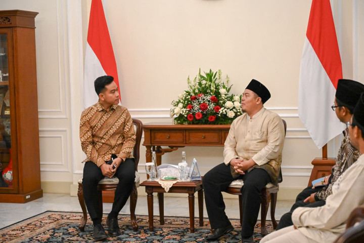 - Wakil Presiden (Wapres) Gibran Rakabuming menerima silaturahmi keluarga besar Pondok Pesantren (Ponpes) Miftahul Huda II Bayasari, Ciamis, di Istana Wapres, Jakarta, Senin (27/04/2026). 