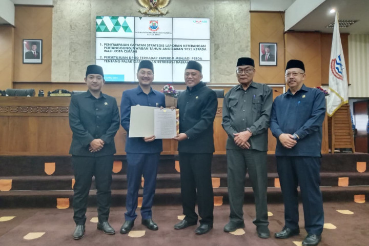 Wali Kota Cimahi Ngatiyana menerima catatan strategis LKPJ dari DPRD usai Rapat Paripurna, Senin, 27 April 2026.
