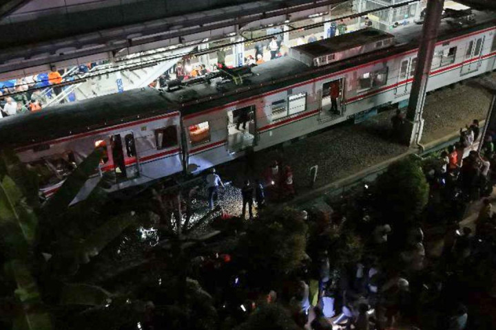 Kondisi Kereta Rel Listrik (KRL) Commuter Line tertabrak Kereta Api Jarak Jauh (KAJJ) Argo Bromo Anggrek di Stasiun Bekasi Timur, Jawa Barat, pada Selasa 28 April 2026 dini hari