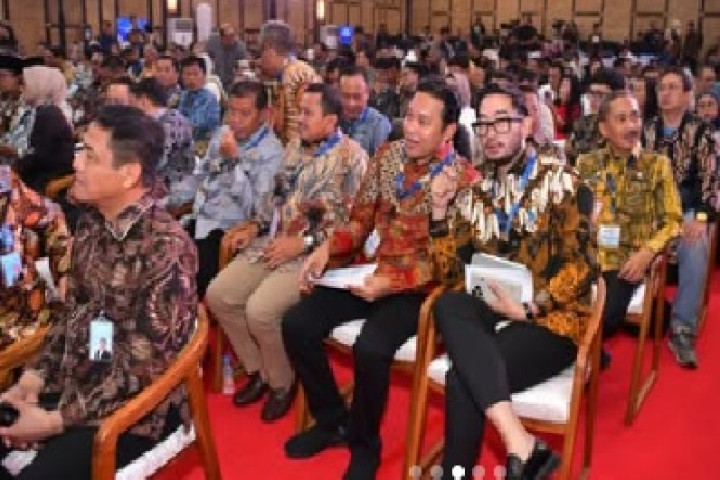 Bupati Bandung Barat Jeje Ritchie Ismail mengikuti RUPS Bank bjb di Gedung Pakuan, Bandung.