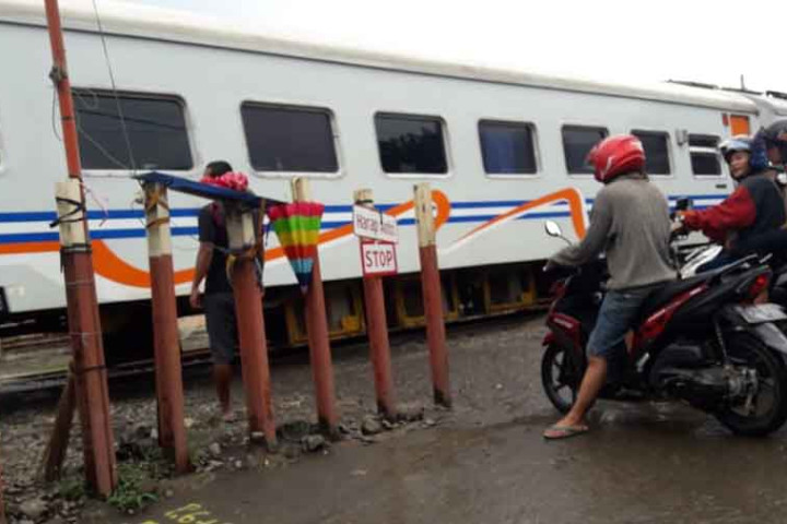 PT. Kereta Api Indonesia (KAI) akan menutup keberadaan perlintasan ilegal yang jelas-jelas membahayakan masyarakat. 