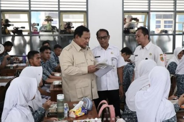 Presiden Prabowo mengunjungi salah satu kelas di SMA Negeri 1 Cilacap saat kunjungan kerja, Rabu, 29 April 2026.
