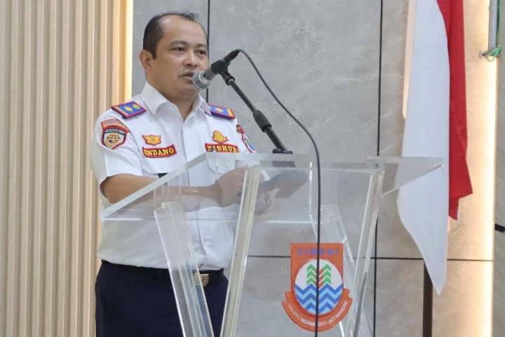 Kepala Dinas Perhubungan Kota Cimahi Endang memberikan wawasan kepada para Juru Parkir terkait regulasi perparkiran.