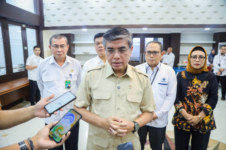 Menteri Ketenagakerjaan Yassierli memberikan keterangan pers usai membuka kegiatan pembinaan dan sertifikasi Ahli K3 Umum di Kantor Kemnaker, Jakarta, Rabu (29/4/2026).