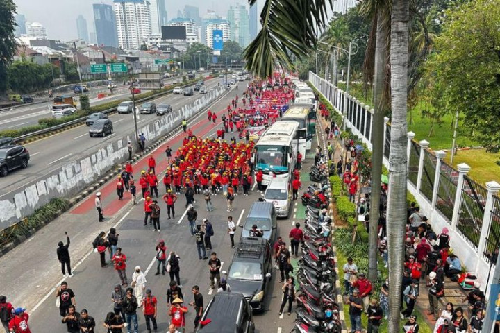 Massa Buruh berada di depan Gedung DPR untuk menuju Monas mengikuti Peringatan Mayday 2026.