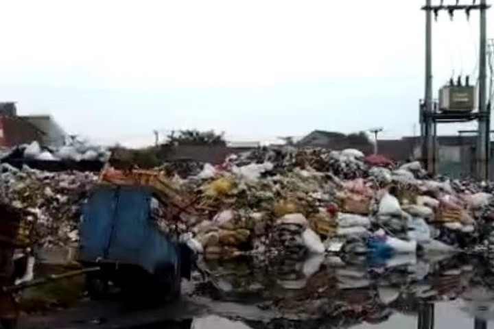 Kondisi Tumpukan Sampah di Pasar Baleendah