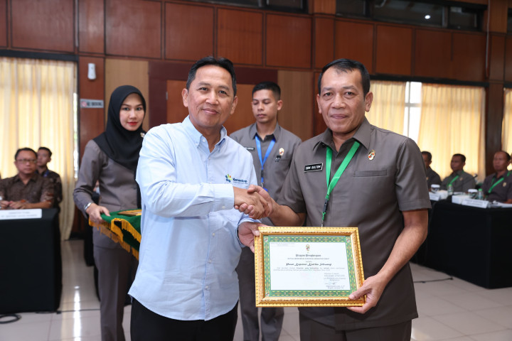 Sekretaris Kementerian Koperasi RI, Ahmad Zabadi menyerahkan penghargaan kepada Ketua Puskopkar Siliwangi, Kolonel Inf Sahat Bestian Manaor Gultom, saat RAT Inkopad, di Puncak,Belum lama ini.