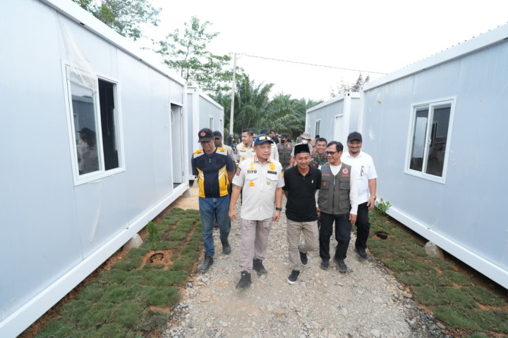 Ketua Satgas PRR Tito Karnavian mengunjungi warga Desa Lubuk Sidup, Kecamatan Sekerak, Kabupaten Aceh Tamiang untuk melihat Huntara bagi korban banjir.