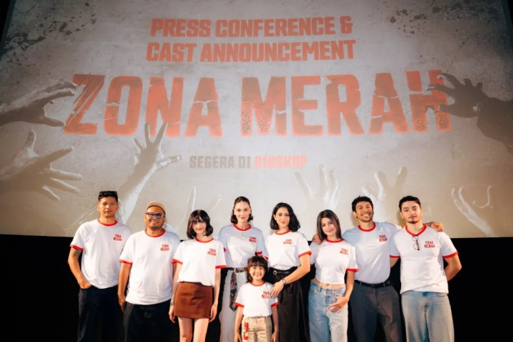 Crew Fim Zona Merah berfoto usai konfrensi pers.