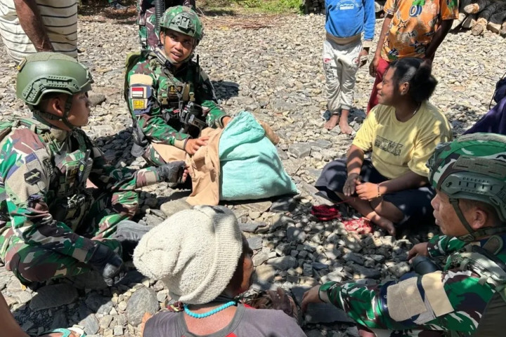 Kehadiran personel TNI dari Satgas Yonif 136/Tuah Sakti menjadi secercah harapan bagi warga Kampung Dinggok, Kabupaten Puncak Jaya, Provinsi Papua Tengah, saat melakukan aksi kemanusiaan. 