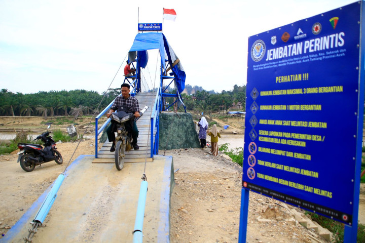 Jembatan gantung yang menghubungkan Kecamatan Bandar Pusaka dan Kecamatan Sekerak, Kabupaten Aceh Tamiang, Aceh, kini kembali berfungsi dan menjadi urat nadi baru bagi mobilitas masyarakat.