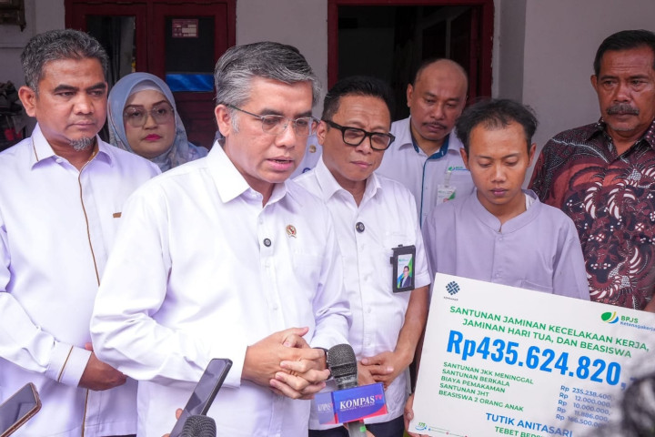Menteri Ketenagakerjaan Yassierli memberikan keterangan pers terkait pemberian perlindungan jaminan sosial kepada korban kecelakaan kereta api, di Cikarang, Senin, 4 Mei 2026. 