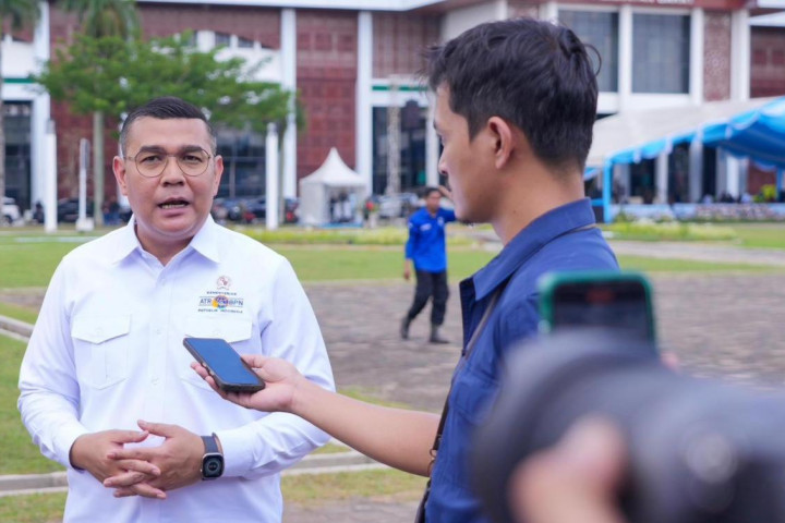 Wamen ATR/BPN Ossy Dermawan memberikan keterangan pers terkait pencegahan kebakaran lahan di Palembang, Rabu, 6 Mei 2026.