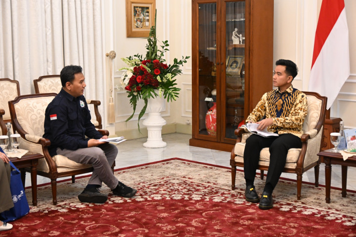 Wakil Presiden Gibran Rakabuming Raka menerima audiensi Asosiasi Pemerintah Daerah Kepulauan dan Pesisir Seluruh Indonesia (ASPEKSINDO) di Istana Wakil Presiden, Jakarta, Rabu (6/5).
