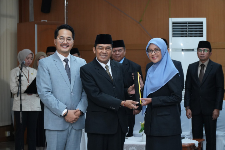 Wali Kota Cimahi Ngatiyana menyerahkan Surat Keputusan kepada pejabat yang dilantik, Jum'at, 8 Mei 2026.