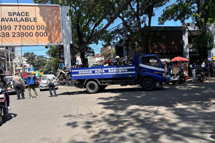 Dishub Kota Bandung bersama jajaran kepolisian menggelar operasi gabungan Sistem Derek Kota Bandung (Simdek). Kendaraan yang parkir liar diamankan petugas.