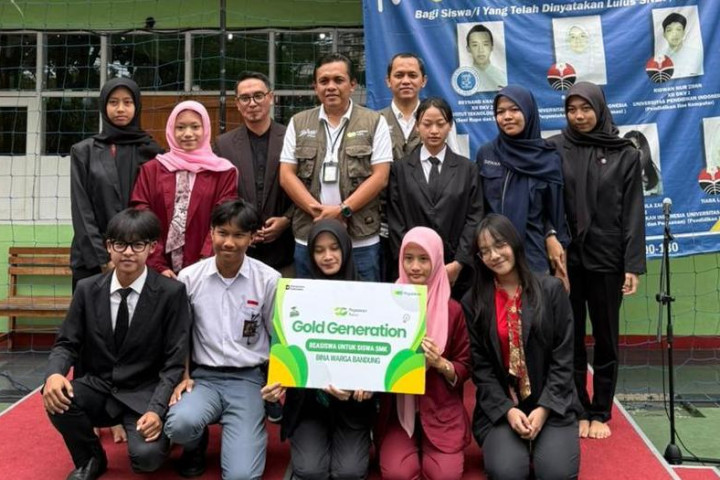 Pemimpin Wilayah PT Pegadaian Kanwil X Jawa Barat Eko Supriyanto menyerahkan bantuan beasiswa program “Gold Generation” di SMK Bina Warga Bandung. 