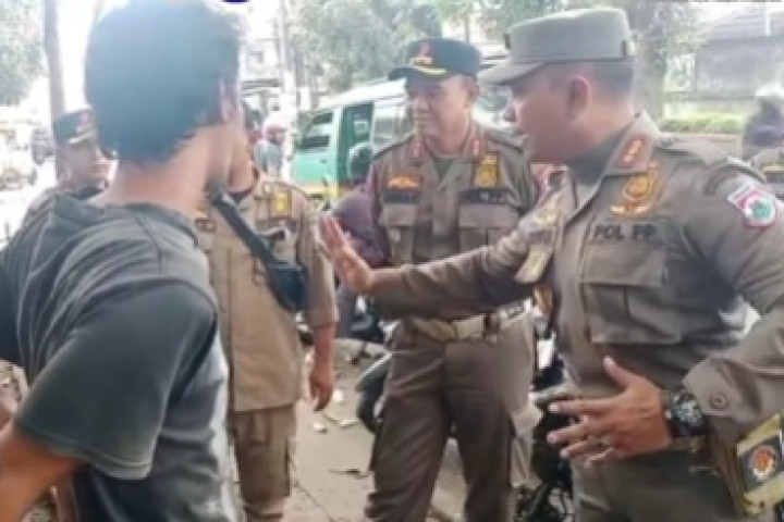 Pemerintah Kota Cimahi melalui Satuan Polisi Pamong Praja (Satpol PP) dan Pemadam Kebakaran melakukan penertiban terhadap pedagang kaki lima (PKL) yang berjualan di Jalan Mahar Martanegara, tepat di depan SMKN 1 Cimahi