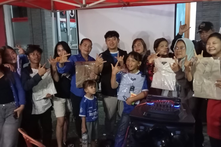 Wakil Ketua DPRD Kota Cimahi Agung Yudaswara berbagi doorprize usai Nobar antara Persib dan Pesija, Minggu, 10 Mei 2026. 
