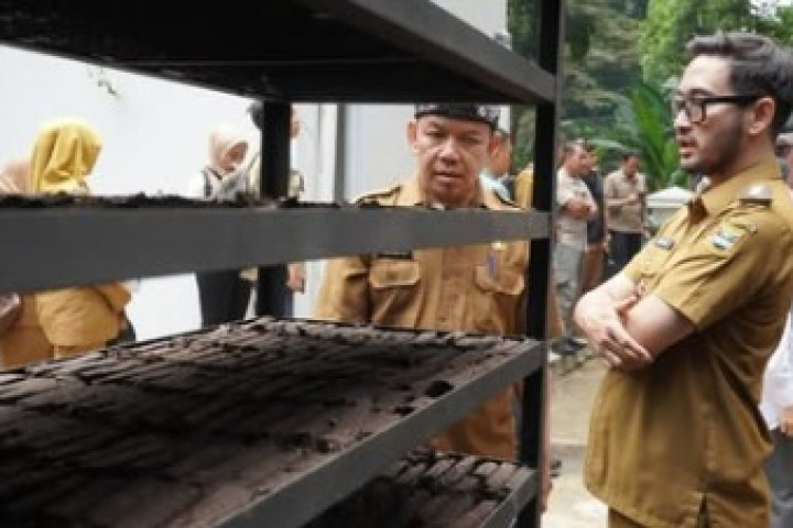 Bupati Bandung Barat, Jeje Ritchie Ismail  menghadiri Rapat Koordinasi  Penanganan Masalah Persampahan Jawa Barat yang dipimpin langsung oleh Gubernur Jawa Barat Dedi Mulyadi, di Gedung Sate, Kota Bandung.