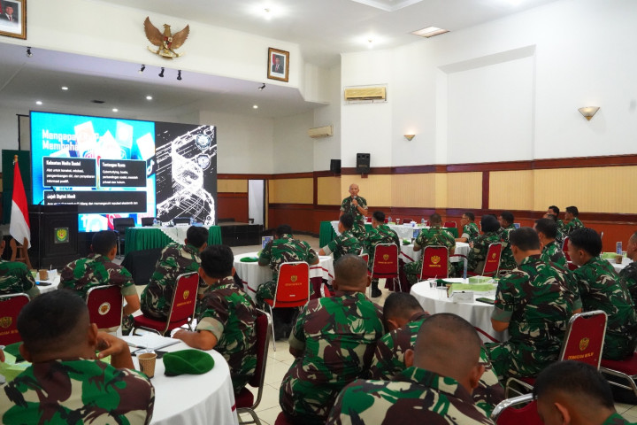 Kapendam III/Siliwangi, Kolonel Inf Mahmuddin Abdillah, S.A.P., M.Tr(Han)., M.I.Pol  membuka kegiatan sosialisasi jaringan media publik terintegrasi,   di Aula Manunggal Kodam III/Siliwangi, Kota Bandung , Selasa (12/5/2026).