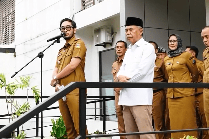 Bupati Bandung Barat melakukan sidak dan memberikan peringatan keras kepada ASN di Mal Pelayanan Publik yang diduga terlibat percaloan  