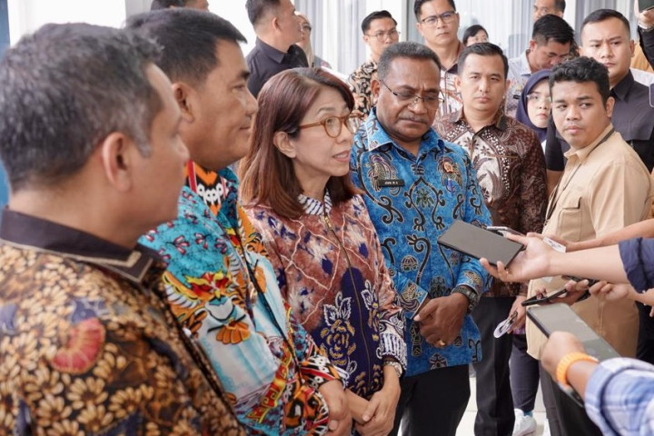 Staf Ahli Bidang Partisipasi Masyarakat dan Pemerintah Daerah Kementerian ATR/BPN, Andi Tenri Abeng, memberikan keterangan pers usai Rakor  Optimalisasi Kerja Sama Kementerian ATR/BPN, KPK, dan Pemda se-Sulut di Wisma Negara Sulut, Selasa (12/05/2026).