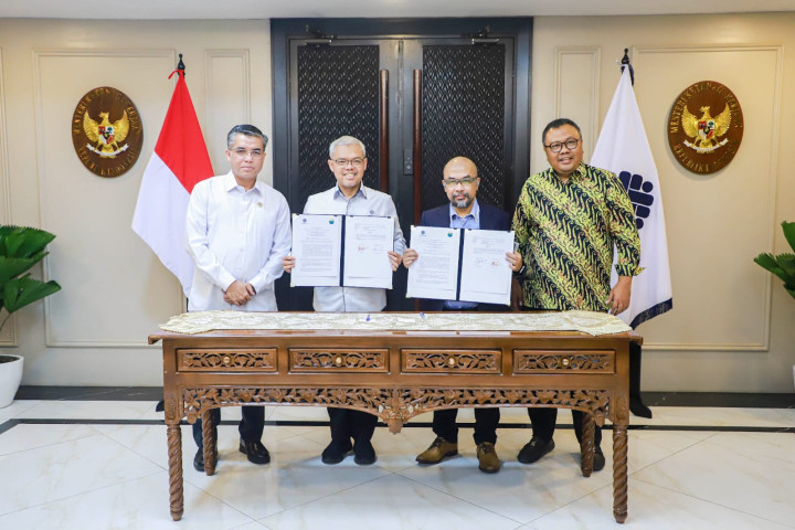 Sekretaris Jenderal Kemnaker Cris Kuntadi dan Sekretaris Jenderal IKA FIKOM UNPAD Ivan Garda  menandatangani MoU di Kantor Kemnaker, Jakarta, yang disaksikan Menteri Ketenagakerjaan Yassierli serta Ketua Umum IKA FIKOM UNPAD Hendri Satrio.