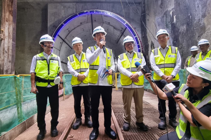 Wakil Presiden (Wapres) Gibran Rakabuming menmebreikan keterangan pers usai meninjau langsung progres pembangunan MRT Jakarta Fase 2A lintas Utara – Selatan, pada Selasa pagi (12/05/2026).