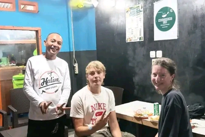 Warung Nasgor Ijo WNI kini tidak hanya dipadati oleh warga lokal Wangi-Wangi, tetapi juga mulai dilirik oleh para pelancong yang berburu kuliner autentik setelah seharian menyelam