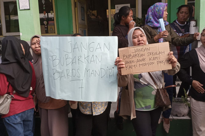 Orang Tua Siswa menggelar demo saat sosialisasi merger SDN  Baros Mandiri 7 ke SDN Baros Mandiri 3 Kota Cimahi.