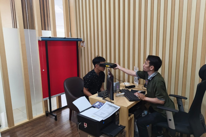 Petugas Disdukcapil Kota Cimahi sedang melakukan pelayanan administrasi kependudukan saat Libur Kenaikan Isa Almasih, Jum'at, 15 Mei 2026.