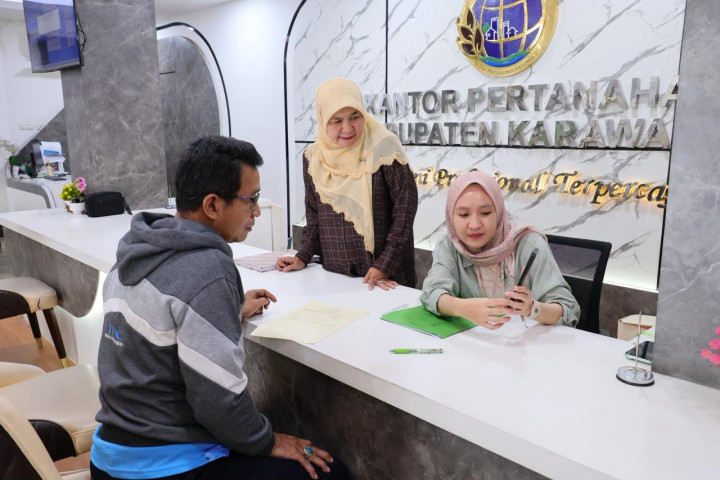 Petugas di Kantor Pertanahan sedang memberikan pelayanan kepada warga.