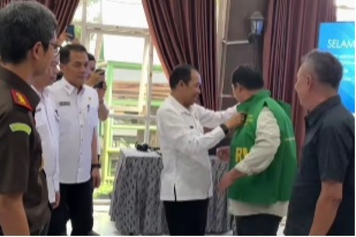 Wali Kota Cimahi menyematkan jaket kepada perwakilan warga saat entri meeting PPM di Kecamatan Cimahi Utara