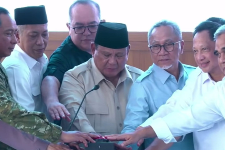 Mendagri Tito Karnavian Mendampingi Presiden Prabowo meresmikan operasionalisasi Koperasi Desa Kelurahan Merah Putih di Kabupaten Nganjuk, Jawa Timur, Sabtu, 16 Mei 2026. 
