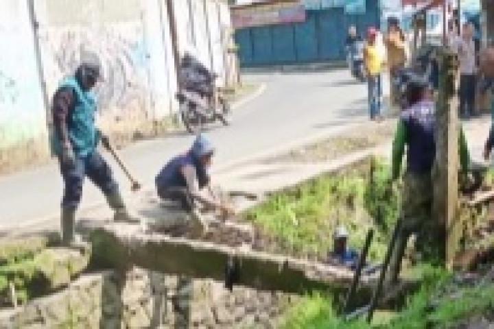 Jembatan di Sungai Ciputri Dibongkar petugas DPKP Kota Cimahi 