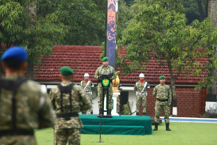 Kasdam III/Siliwangi Brigjen TNI Dr. Agus Bakti, S.I.P., M.I.P., M.Han., memimpin  upacara Hari Kebangkitan Nasional, di Makodam III/Siliwangi, Rabu, 20 Mei 2026.