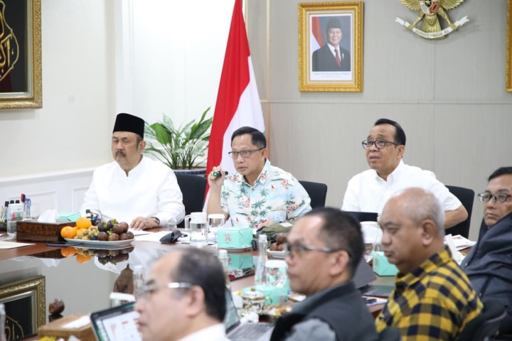Mendagri Titi Karnavian memimpin Rapat Koordinasi Percepatan Rehabilitasi dan Rekonstruksi Pascabencana di Wilayah Sumatera di Kediaman Widya Chandra, Jakarta, Minggu (24/5/2026).