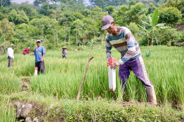 Untuk mencegah konflik dan menjaga keamanan tanah, ada langkah sederhana yang bisa dilakukan oleh masyarakat, yaitu memasang patok tanda batas tanah