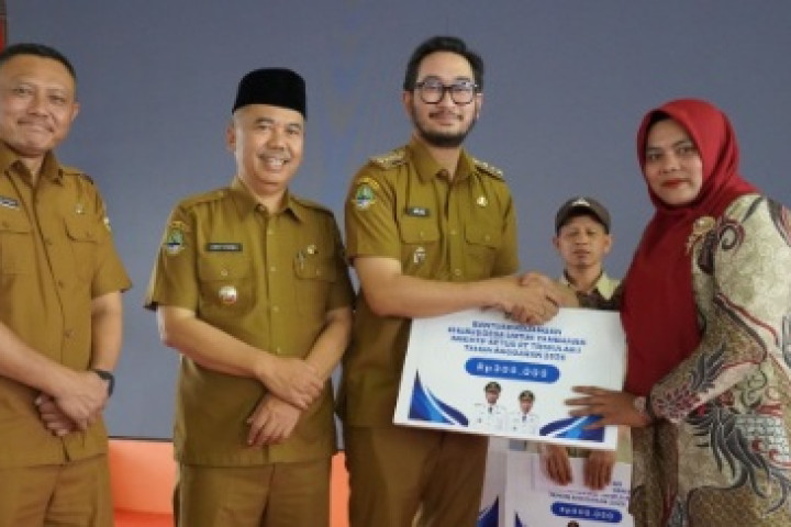 Bupati Bandung Barat, Jeje Ritchie Ismail bersama Wakil Bupati Bandung Barat, Asep Ismail, menghadiri kegiatan simbolis penyaluran insentif RT dan RW se-Kabupaten Bandung Barat 