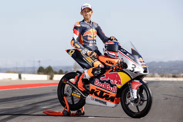 Pembalap muda Indonesia, Muhammad Kiandra Ramadhipa, mengukir sejarah di pentas internasional setelah sukses meraih podium perdana pada debutnya di Moto3 Junior World Championship 2026 di Circuit de Barcelona-Catalunya